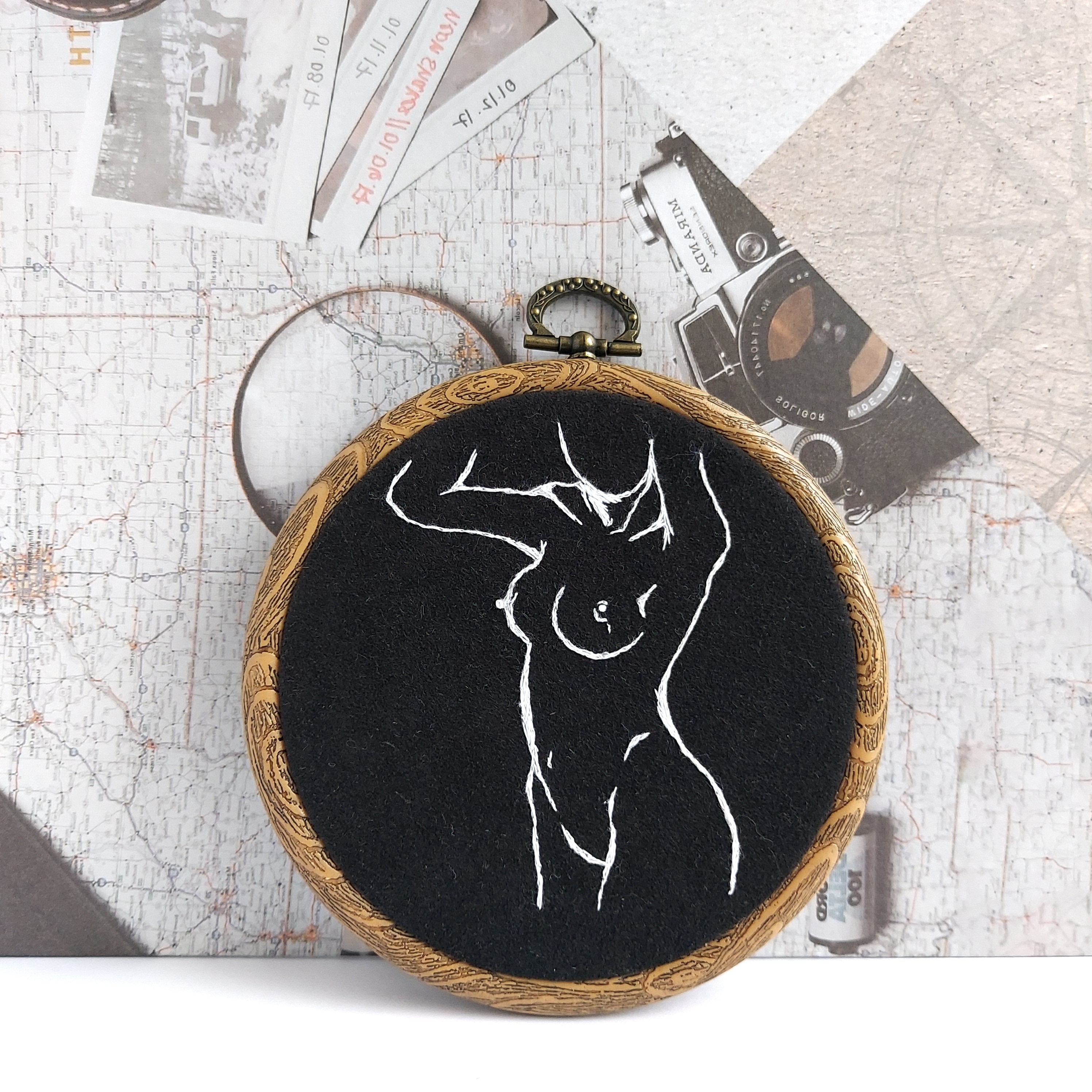 Embroidery Hoop - Woman - Artwork - Home Decor