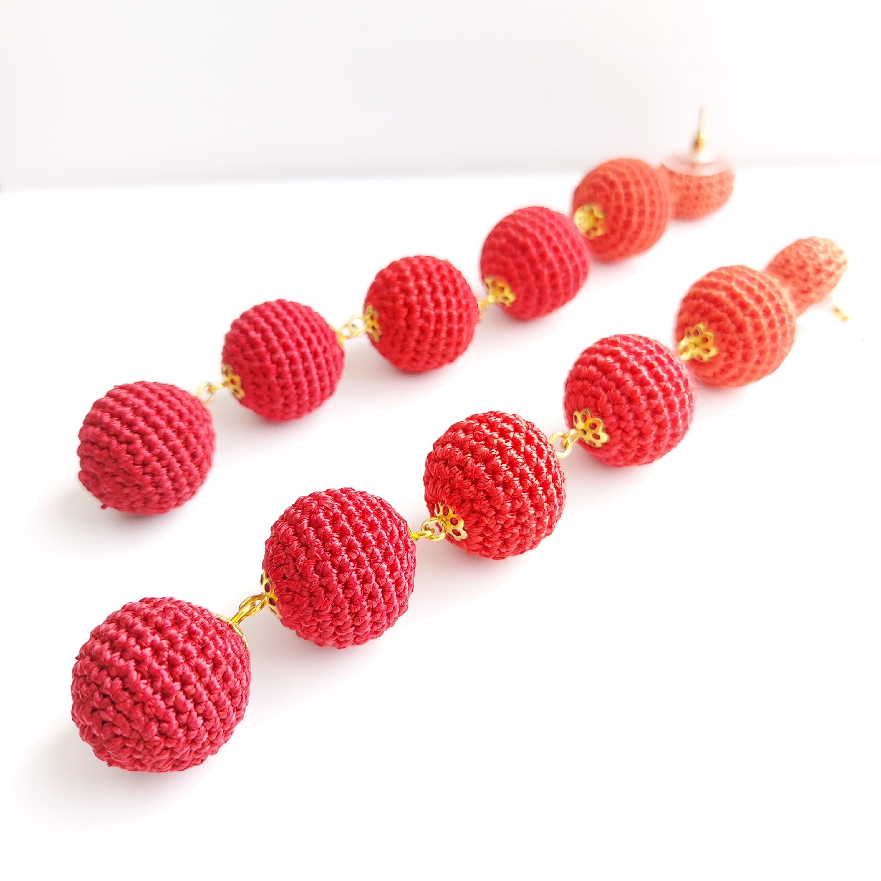 Ombre Red Bonbons Eearrings - Six balls stud earrings